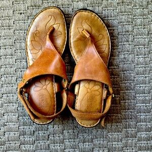 Born Tan Leather Upper Thong Sandals w/back strap size 8M